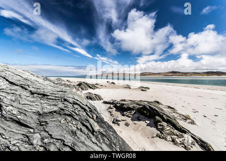 Strand und Küste an Ardnave Punkt, Islay, Schottland. Killinallan Punkt im Hintergrund. Stockfoto