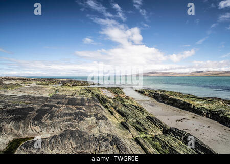 Strand und Küste an Ardnave Punkt, Islay, Schottland. Killinallan Punkt im Hintergrund. Stockfoto