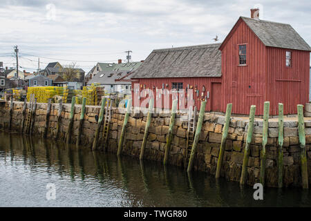 Alte rote Angeln shack auf Bradley Wharf. Downtown Rockport, Mass Bärenfellmütze Hals Es ist eine ikonische Foto von Cape Ann, die Küste von Boston. Stockfoto