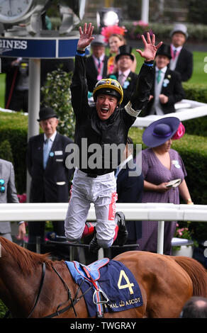 Ascot Racecourse, Ascot, Großbritannien. Juni, 2019 20. Royal Ascot Pferderennen; Rennen 4, Gold Cup; Frankie Dettori springt von Stradivarius und feiert den Gewinn der Gold Cup Credit: Aktion plus Sport/Alamy leben Nachrichten Stockfoto