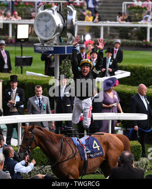 Ascot Racecourse, Ascot, Großbritannien. Juni, 2019 20. Royal Ascot Pferderennen; Rennen 4, Gold Cup; Frankie Dettori springt von Stradivarius und feiert den Gewinn der Gold Cup Credit: Aktion plus Sport/Alamy leben Nachrichten Stockfoto