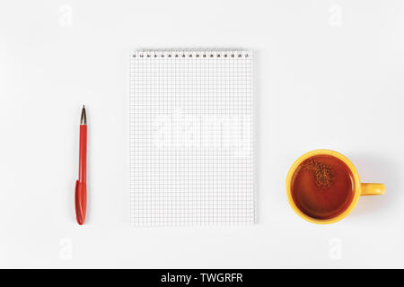 Leere Tagebuch, Stift, Tasse Kaffee auf weißer Tisch, Mock up Stockfoto
