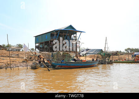 Fischer auf dem Fluss Tonlé Sap, Kampong Phluk, einem Dorf Errichtet auf Stelzen auf Tonlé Sap See, in der Nähe von Siem Reap, Kambodscha, Südostasien Stockfoto