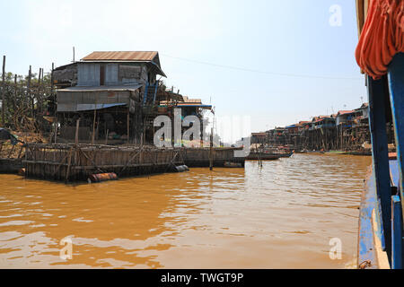 Kampong Phluk, Kompong Phluk, Kompong pluk half oder Kampong pluk half ein Dorf Errichtet auf Stelzen auf Tonlé Sap See, in der Nähe von Siem Reap, Kambodscha, Südostasien Stockfoto