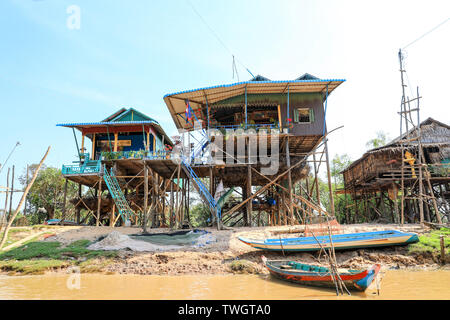 Kampong Phluk, Kompong Phluk, Kompong pluk half oder Kampong pluk half ein Dorf Errichtet auf Stelzen auf Tonlé Sap See, in der Nähe von Siem Reap, Kambodscha, Südostasien Stockfoto