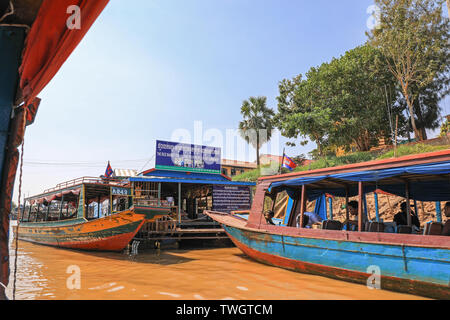 Eine schwimmende Reismarkt bei Kampong Phluk, ein schwimmendes Dorf Errichtet auf Stelzen auf Tonlé Sap See, in der Nähe von Siem Reap, Kambodscha, Südostasien Stockfoto