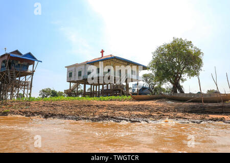 Eine Kirche errichtet auf Stelzen bei Kampong Phluk, einem Dorf Errichtet auf Stelzen auf Tonlé Sap See, in der Nähe von Siem Reap, Kambodscha, Südostasien Stockfoto