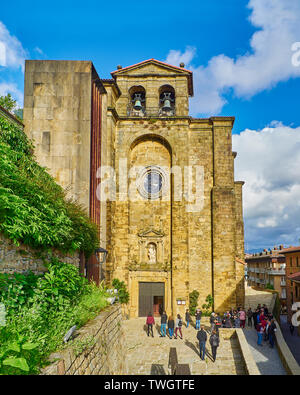 Principal Fassade der Kirche San Juan Bautista, in dem Fischerdorf Pasajes de San Juan an einem sonnigen Tag. Gipuzkoa, Spanien. Stockfoto