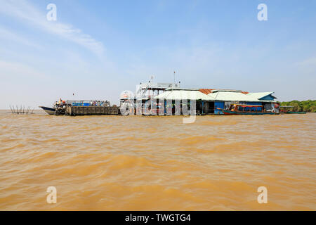 Eine touristische Boot festgemacht an der schwebenden Krokodilfarm auf Tonlé Sap See, in der Nähe von Siem Reap, Kambodscha, Südostasien Stockfoto