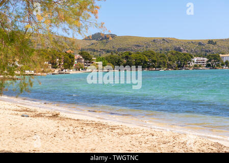 Sandstrand in Port de Pollenca (Puerto Pollensa), einem beliebten Family Resort im Nordwesten von Mallorca. Spanien Stockfoto