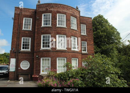 Hawarden ist ein kleines Dorf in Deeside, Clwyd, Wales, an der walisischen Grenze/Englisch Stockfoto