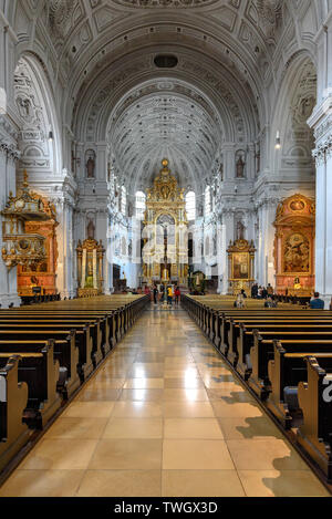 Nach unten das Kirchenschiff von St. Michael in München, Deutschland Stockfoto