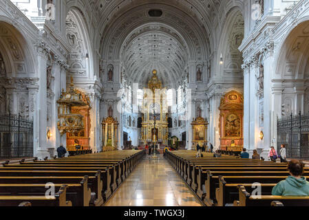 Nach unten das Kirchenschiff von St. Michael in München, Deutschland Stockfoto