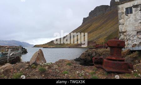 Rusty Objekte vor einer Berglandschaft Stockfoto