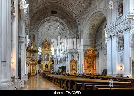 Nach unten das Kirchenschiff von St. Michael in München, Deutschland Stockfoto