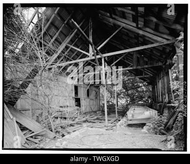 RW-Meyer Sugar Mill - 1876-1889. Kochen Haus Innenraum, 1878. - Suchen von West nach Ost durch kochendes Haus. Die sorghum Pan ist auf der rechten Seite. Die Balken Balken, und Traversen im Nordwesten von Kiefern; Seite Boards werden von Redwood. Eine Stiftung Zeile einer Laderampe und Schornstein stehen im Vordergrund. Sowohl die Wände komplett verschlechtert haben. - R. W. Meyer Sugar Mill, der State Route 47, Kualapuu, Maui County, HI Stockfoto