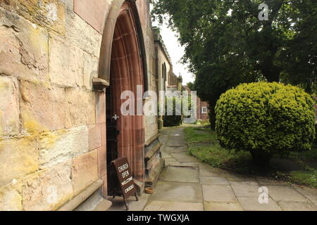 Hawarden ist ein kleines Dorf in Deeside, Clwyd, Wales, an der walisischen Grenze/Englisch Stockfoto