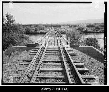 Eisenbahnschienen auf der Brücke, Stadt Casper und Raffinerie im Hintergrund, Blick nach Südosten - North Platte River Brücke Nr. 1210, Casper, Natrona County, WY; Chicago und Northwestern Railway Stockfoto