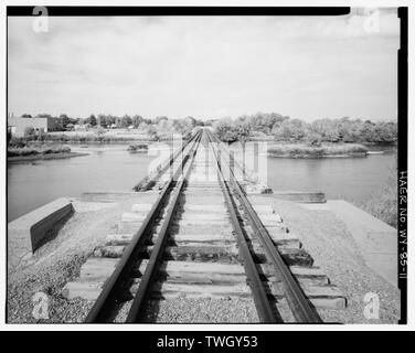 Eisenbahnschienen über der Oberkante der Brücke, Stadt der Mühlen im Hintergrund, Blick nach Nordwesten - North Platte River Brücke Nr. 1210, Casper, Natrona County, WY; Chicago und Northwestern Railway Stockfoto