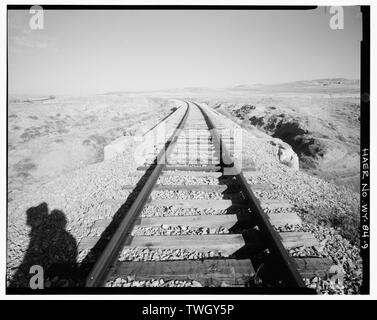 Eisenbahnschienen entlang der leichten Kurve über der Oberkante der Brücke, Blick nach Osten; US Route 20 zu weit links, 1-25 ganz rechts - Canyon Creek Brücke Nr. 924, Milepost 592.12, Casper, Natrona County, WY; Chicago und Northwestern Railway Stockfoto