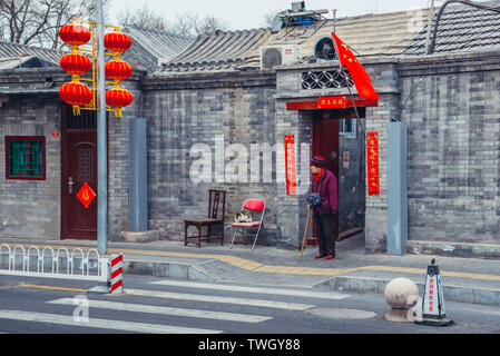 Eingang Innenhof in traditionellen Hutong Wohngebiet im Dongcheng District von Peking zu Siheyuan, China Stockfoto