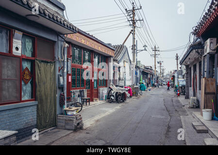 Schmale Straße namens Hutong in Wohngebiet im Dongcheng District von Peking, China Stockfoto