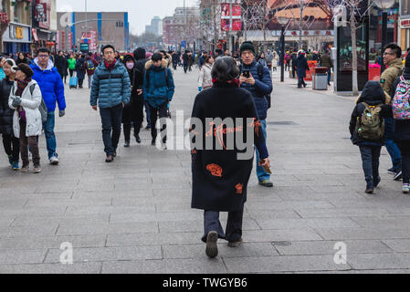 Menschen auf Wangfujing Street, Dongcheng District, Beijing, China Stockfoto