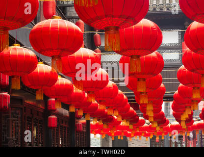 Laternen hängen an jinli Alte Straße in Chengdu, Sichuan Stockfoto