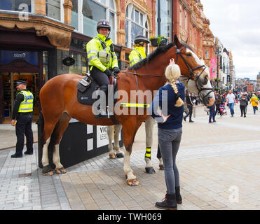 Berittene Polizei auf Briggate im Stadtzentrum von Leeds, Yorkshire, traf die Öffentlichkeit in einer PR-Übung für Öffentlichkeitsarbeit. Stockfoto