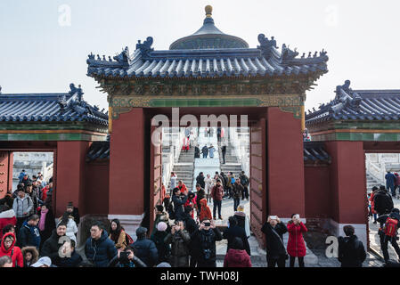 Tor zwischen Huang Qian Dian - Kaisersaal des Himmels und der Halle des Gebetes für eine gute Ernte im Himmelstempel in Peking, China Stockfoto