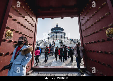 Tor zwischen Huang Qian Dian - Kaisersaal des Himmels und der Halle des Gebetes für eine gute Ernte im Himmelstempel in Peking, China Stockfoto