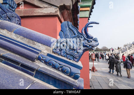 Blaue Dekorationen an der Wand rund um Halle des Gebetes für eine gute Ernte im Himmelstempel in Peking, China Stockfoto