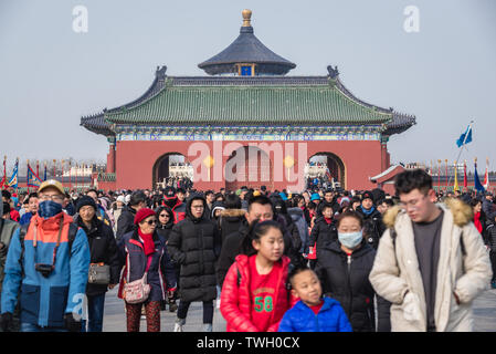 Touristen auf Danbi Brücke im Himmelstempel in Peking, China - Ansicht mit Dach der Halle des Gebetes für eine gute Ernte Stockfoto