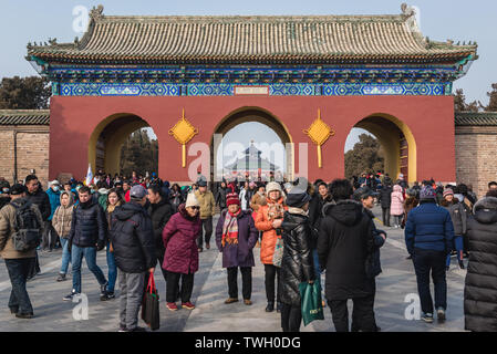 Tor am Ende der Brücke in Danbi Himmelstempel in Peking, China - Ansicht mit Dach der Halle des Gebetes für eine gute Ernte Stockfoto