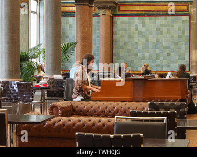 Die Fliesen- Halle Cafe in Leeds City Art Gallery, Yorkshire, England, UK. Stockfoto