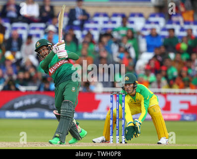 Nottingham, UK. 20. Juni 2019. Mushfiqur Rahim von Bangladesch schlägt die Kugel für sechs läuft während der Australien v Bangladesch, ICC Cricket World Cup Match, an der Trent Brücke, Nottingham, England. Quelle: European Sports Fotografische Agentur/Alamy leben Nachrichten Stockfoto