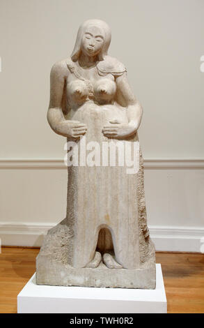 Mutterschaft - eine Statue aus Hopton Wood Stein, von Jocob Epstein geschnitzt. Fotografiert in der Leeds Art Gallery, Yorkshire, England, Großbritannien. Stockfoto