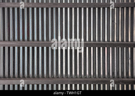 Bleche und Balken an der Decke Textur, Hintergrund. Stahl verzinkt Material-, Lager- und Dichtungsbahnen Stockfoto