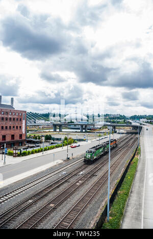 Blick von der Brücke aus Glas für die Eisenbahn, Tacoma Dome und East 21st Street Bridge und durch die Albers Mühle Lofts in Tacoma, Washington. Stockfoto