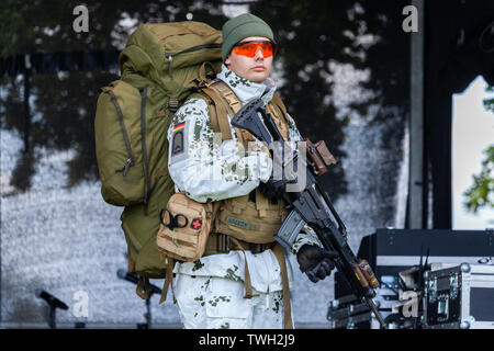 AUGUSTDORF/Deutschland - Juni 15, 2019: Deutsche Berg trooper im Schnee Tarnanzug Spaziergänge auf einer Bühne am Tag der Bundeswehr 2019. Stockfoto