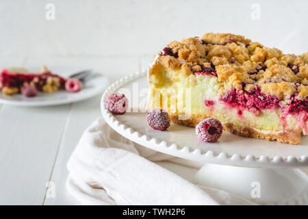 Mürbteig Torte mit Himbeeren auf weißem Hintergrund bröckeln. Stockfoto