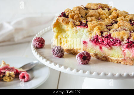 Mürbteig Torte mit Himbeeren auf weißem Hintergrund bröckeln. Stockfoto