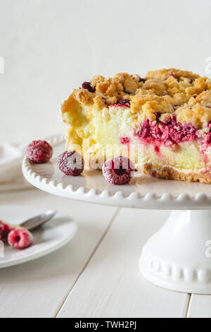 Mürbteig Torte mit Himbeeren auf weißem Hintergrund bröckeln. Stockfoto