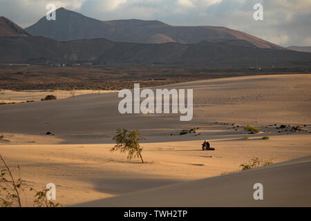 Schöne bunte Sonne über die Berge im Naturpark Corralejo Fuerteventura Kanarische Inseln Spanien Stockfoto