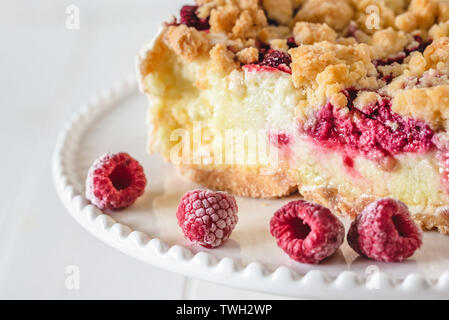 Mürbteig Torte mit Himbeeren auf weißem Hintergrund bröckeln. Stockfoto