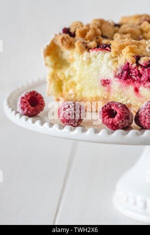 Mürbteig Torte mit Himbeeren auf weißem Hintergrund bröckeln. Stockfoto