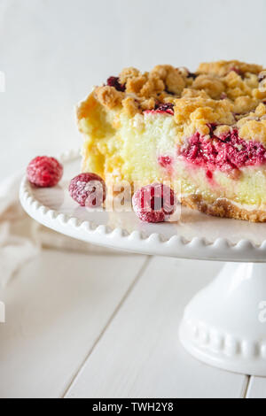 Mürbteig Torte mit Himbeeren auf weißem Hintergrund bröckeln. Stockfoto