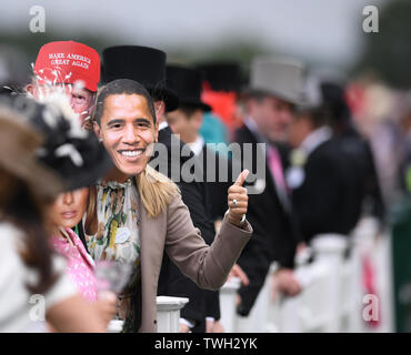 Ascot Racecourse, Ascot, Großbritannien. Juni, 2019 20. Royal Ascot Pferderennen; Fans in Gesichtsmasken von Politikern einer Kreditkarte: Aktion plus Sport/Alamy leben Nachrichten Stockfoto