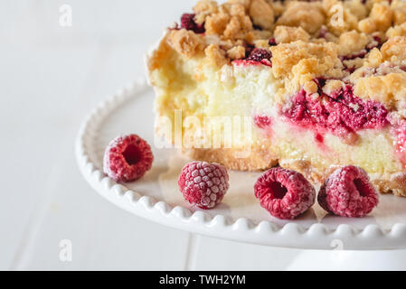 Mürbteig Torte mit Himbeeren auf weißem Hintergrund bröckeln. Stockfoto