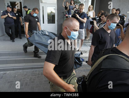 Juni 19, 2019 - Kiew, Ukraine - Ukrainisch Polizisten tragen die Körper der Ukrainischen Gesetzgeber DMYTRO TYMCHUK in Kiew, Ukraine, am 19. Juli 2019. Ukrainische Gesetzgeber Dmytro Tymchuk haben sich versehentlich aus seiner Pistole erschossen, während Sie versuchen, es zu reinigen, wie lokale Medien berichteten. (Bild: © SERG Glovny/ZUMA Draht) Stockfoto